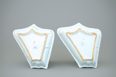 Deux assiettes d'un service &agrave; mendiants au d&eacute;cor chinoiserie, Delft, fin du 17&egrave;me