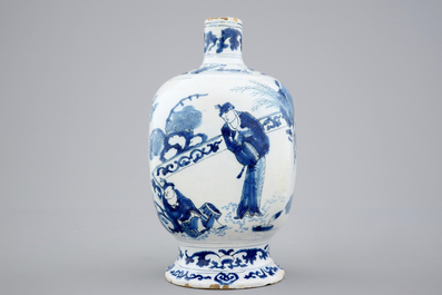 Un vase de forme bouteille carr&eacute;e au d&eacute;cor chinoiserie, fin du 17&egrave;me