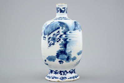 Un vase de forme bouteille carr&eacute;e au d&eacute;cor chinoiserie, fin du 17&egrave;me