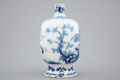 Un vase de forme bouteille carr&eacute;e au d&eacute;cor chinoiserie, fin du 17&egrave;me