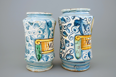 Twee albarelli in Italiaanse majolica, Montelupo, 17e eeuw