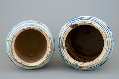 Twee albarelli in Italiaanse majolica, Montelupo, 17e eeuw