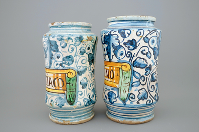 Twee albarelli in Italiaanse majolica, Montelupo, 17e eeuw