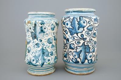 Twee albarelli in Italiaanse majolica, Montelupo, 17e eeuw