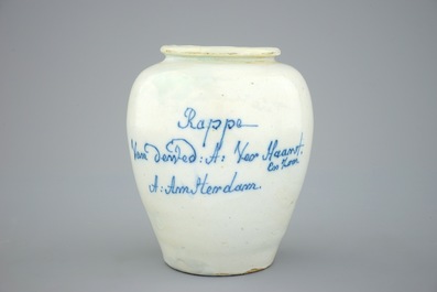 Un petit mod&egrave;le d'un pot &agrave; tabac en fa&iuml;ence de Delft, 18&egrave;me