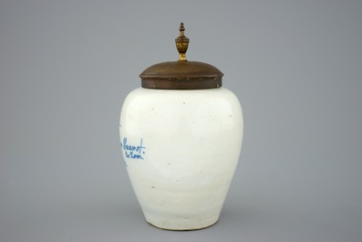 Un petit mod&egrave;le d'un pot &agrave; tabac en fa&iuml;ence de Delft, 18&egrave;me