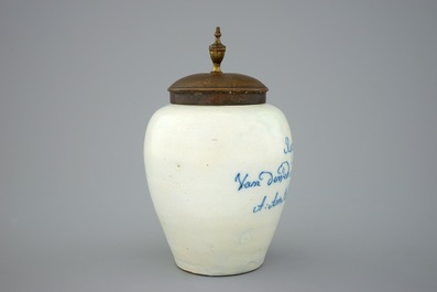 Un petit mod&egrave;le d'un pot &agrave; tabac en fa&iuml;ence de Delft, 18&egrave;me