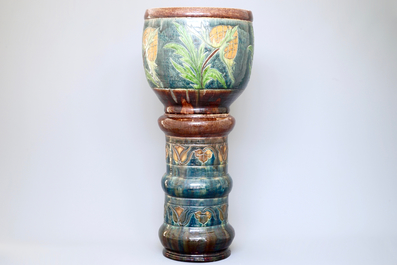 Un cache-pot art nouveau sur soccle en poterie flamande, d&eacute;but du 20&egrave;me
