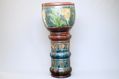Un cache-pot art nouveau sur soccle en poterie flamande, d&eacute;but du 20&egrave;me