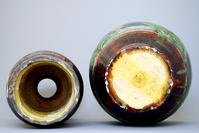 Un cache-pot art nouveau sur soccle en poterie flamande, d&eacute;but du 20&egrave;me