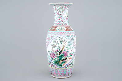 Een grote Chinese famille rose vaas, 19e eeuw