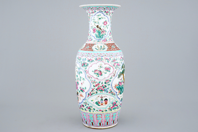 Een grote Chinese famille rose vaas, 19e eeuw