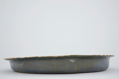 Jack Jefferys (1896-1961): Un grand plat d&eacute;cor&eacute; en c&eacute;ramique verte