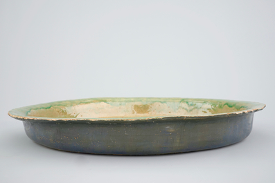 Jack Jefferys (1896-1961): Un grand plat d&eacute;cor&eacute; en c&eacute;ramique verte