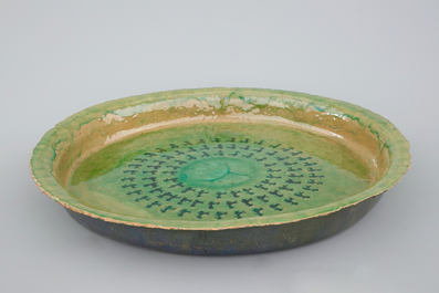 Jack Jefferys (1896-1961): Un grand plat d&eacute;cor&eacute; en c&eacute;ramique verte