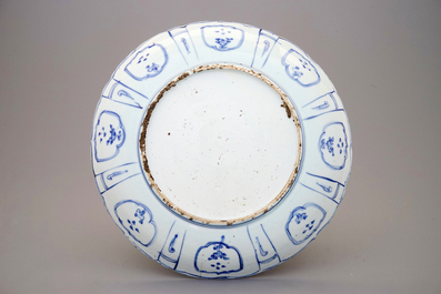 Un plat en porcelaine de Chine &agrave; d&eacute;cor d'un Qilin, Ming, Wanli, 1573-1619