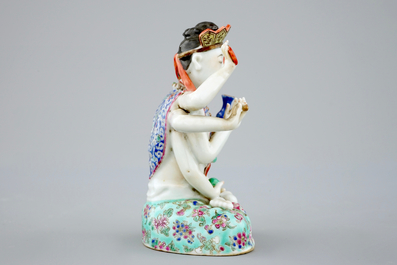 Een Chinese famille rose figuur van Avalokitesvara, 19e eeuw
