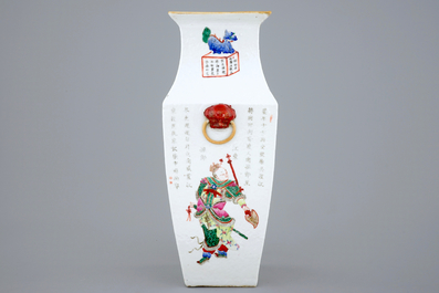 Un vase quadrangulaire en porcelaine de Chine &agrave; d&eacute;cor de Wu Shuang Pu, 19&egrave;me