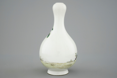 Un petit vase chinois fencai &agrave; d&eacute;cor d'un immortel dans un jardin, 20&egrave;me