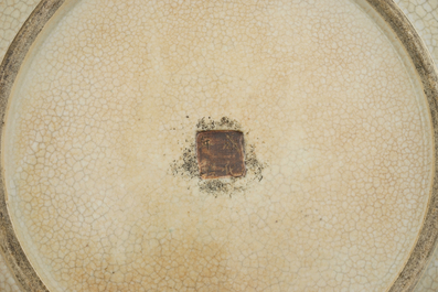 Une paire de grands plats de Nankin en famille rose, 19&egrave;me
