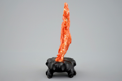 Un Shou Lao en corail sculpt&eacute; sur socle en bois, 19/20&egrave;me