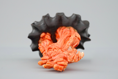 Un Shou Lao en corail sculpt&eacute; sur socle en bois, 19/20&egrave;me