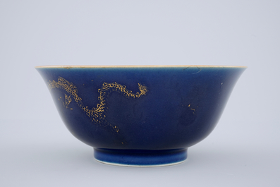 Een Chinese bleu poudr&eacute; kom met verguld decor van draken, 18/19e eeuw