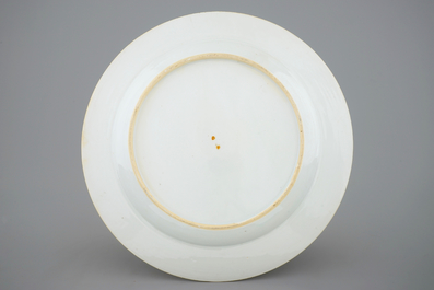Een fraaie Chinese schotel voor de Engelse markt met het wapen van Mertins en Peck, Yongzheng, 1723-1735