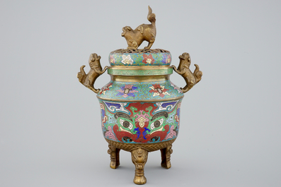 Een Chinese cloisonn&eacute; wierookbrander op drie pootjes, 18/19e eeuw