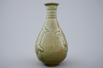 Un vase &agrave; d&eacute;cor de poissons en c&eacute;ladon fonc&eacute;, Chine, 19/20&egrave;me