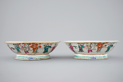 A pair of Chinese famille rose bowls and 3 covered boxes, 19th C.