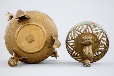 Een Chinese cloisonn&eacute; wierookbrander op drie pootjes, 18/19e eeuw