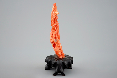 Un Shou Lao en corail sculpt&eacute; sur socle en bois, 19/20&egrave;me