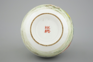Un petit vase chinois fencai &agrave; d&eacute;cor d'un immortel dans un jardin, 20&egrave;me