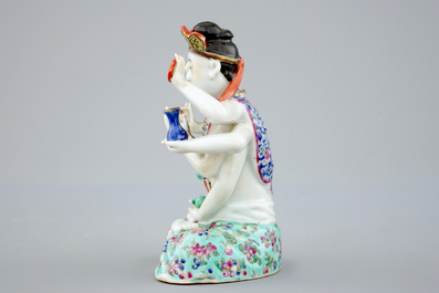 Een Chinese famille rose figuur van Avalokitesvara, 19e eeuw