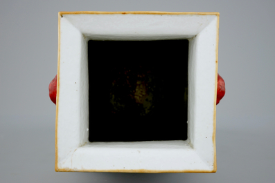 Un vase quadrangulaire en porcelaine de Chine &agrave; d&eacute;cor de Wu Shuang Pu, 19&egrave;me