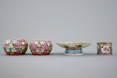 A pair of Chinese famille rose bowls and 3 covered boxes, 19th C.