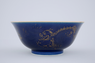 Een Chinese bleu poudr&eacute; kom met verguld decor van draken, 18/19e eeuw