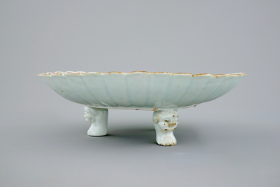 A Chinese lobed famille rose dish on feet, Qianlong, 18th C.
