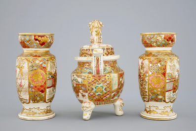 A Japanse three-piece Satsuma garniture, Meiji, ca. 1900