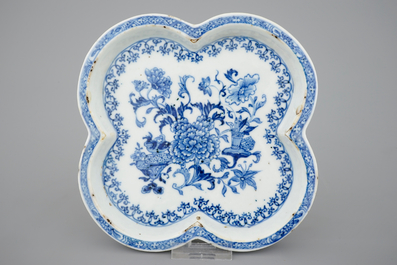 A rare Chinese blue and white export porcelain cruet set on stand, Qianlong, 18th C.
