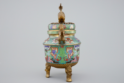 Een Chinese cloisonn&eacute; wierookbrander op drie pootjes, 18/19e eeuw