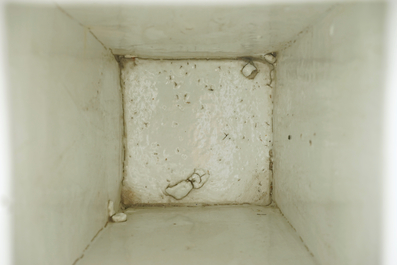 Un vase quadrangulaire en porcelaine de Chine &agrave; d&eacute;cor de Wu Shuang Pu, 19&egrave;me