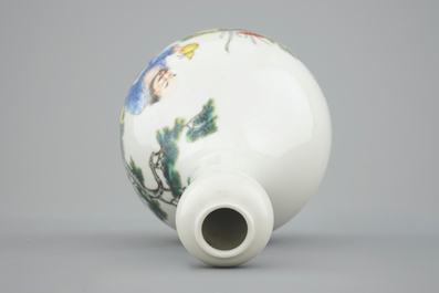 Un petit vase chinois fencai &agrave; d&eacute;cor d'un immortel dans un jardin, 20&egrave;me