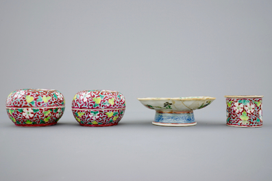 A pair of Chinese famille rose bowls and 3 covered boxes, 19th C.