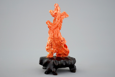 Un Shou Lao en corail sculpt&eacute; sur socle en bois, 19/20&egrave;me
