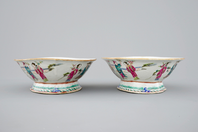 A pair of Chinese famille rose bowls and 3 covered boxes, 19th C.