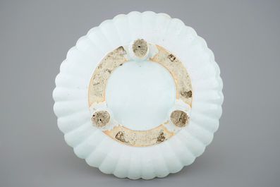 A Chinese lobed famille rose dish on feet, Qianlong, 18th C.