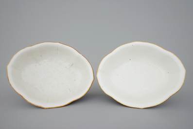 A pair of Chinese famille rose bowls and 3 covered boxes, 19th C.