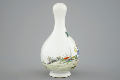 Un petit vase chinois fencai &agrave; d&eacute;cor d'un immortel dans un jardin, 20&egrave;me